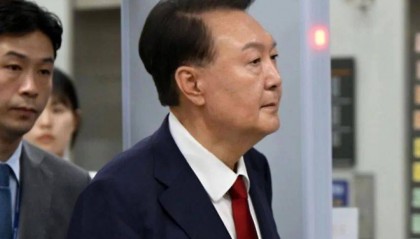 最高可叛死刑?李在明已经忍无可忍,面对撒泼耍赖的尹锡悦,他下令动用强制手段!