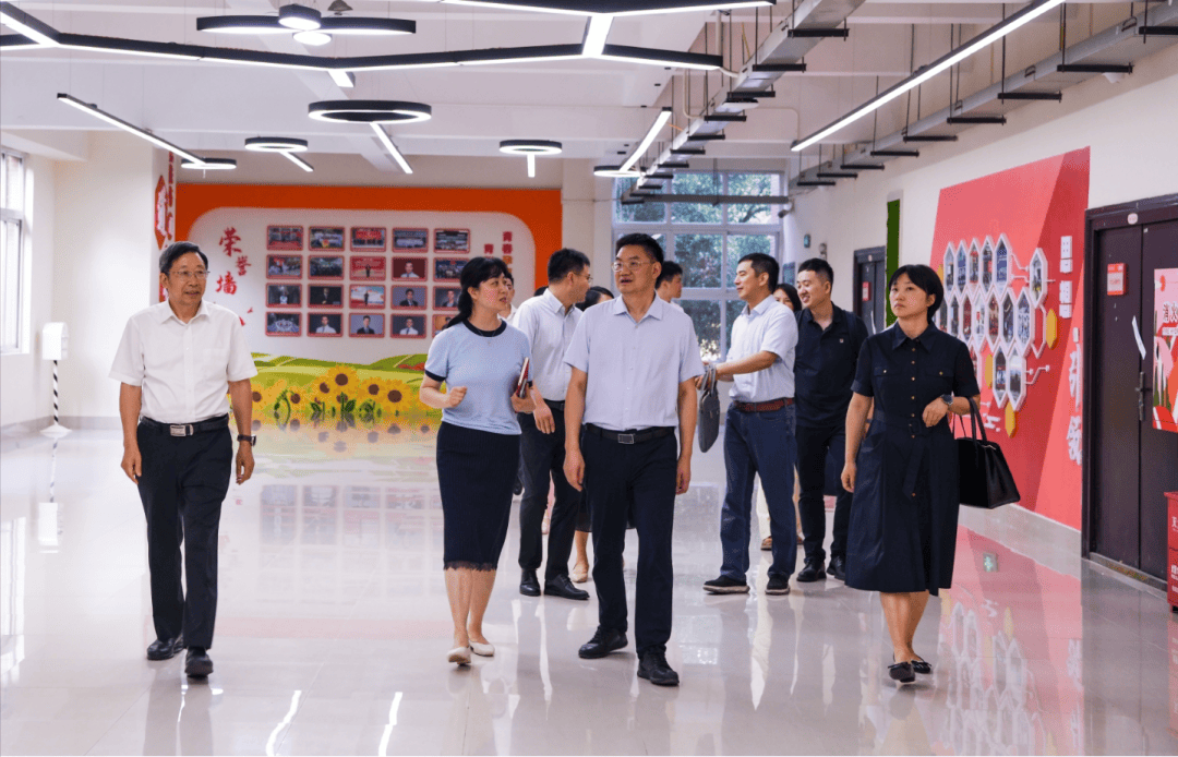 龙东阁到重庆医科大学、重庆市精神卫生中心调研健全青少年心理疏导机制改革相关工作